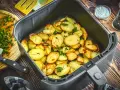 Goldbraune bratkartoffeln im Airfryer, garniert mit frischer Petersilie. Perfekt als Beilage oder Snack.