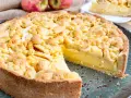 Omas weltbester Apfelkuchen mit Vanillepudding, ein saftiger Genuss mit knuspriger Streuselhaube und cremiger Füllung.