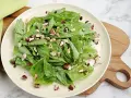 Frischer Spinatsalat mit gehackten Nüssen, ein einfaches und leckeres spinatsalat rezept.