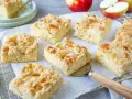 Saftiger Kuchen mit Apfelmus und Streuseln, frisch gebacken und bereit zum Genießen.