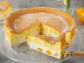 Luftige Eierschecke ohne Boden, mit einer cremigen Füllung und saftigen Fruchtstücken, bestäubt mit Puderzucker.