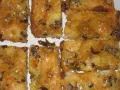 Süße DDR Zuckerkuchen-Stücke mit Rosinen, goldbraun gebacken und glänzend.