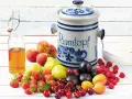 Früchte für ein Rumtopf Rezept nach Oma: Erdbeeren, Kirschen, Aprikosen, Pflaumen, Pfirsiche, Birnen, Himbeeren und eine Flasche Schnaps.