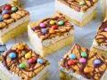 Bunte Geburtstagskuchen für Kinder, dekoriert mit Keksen, Schokolade und bunten Smarties. Ein süßer Traum für jede Party!