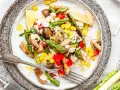 Reisgericht mit Pilzen, Spargel, Mais und Paprika. Eine köstliche Inspiration für Ihre nächsten Champignons Rezepte.