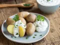 Gedämpfte Kartoffeln mit Kräuterquark und Schnittlauch, schnell in der Mikrowelle zubereitet.