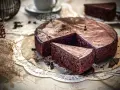 Ein saftiger Schokoladenkuchen mit glänzender Glasur, ein Stück wurde herausgeschnitten. Der einfache Kuchenteig sieht köstlich aus.