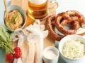 Herzhaftes bayerisches Vesper: Brezn, Bier, Obatzda, Radieschen und der weltbester Krautsalat.