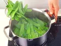 Frische Zuckerschoten werden in einem Topf mit kochendem Wasser zubereitet. Ein einfaches Zuckerschoten Rezept für gesunde Beilagen.
