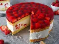 Saftige Erdbeertorte mit viel frischen Früchten und Sahne. Ein perfektes Erdbeertorte Rezept für den Sommer.