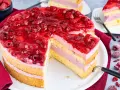 Himbeertorte mit gefrorenen Himbeeren: saftiger Biskuit, cremige Füllung und fruchtiges Topping. Ein köstliches Rezept!