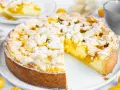 Ein saftiger Mirabellenkuchen mit Streuseln, wie ihn Landfrauen backen. Ein Stück ist bereits angeschnitten.