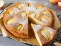 Ein saftiger Apfelkuchen, bestäubt mit Puderzucker. Dieses Apfelkuchen Rezept ist einfach und gelingt immer.