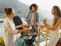 Freunde genießen ein Grillfest mit Gemüse-Spießen, das an einen Maggi Salat erinnert.