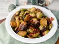 Gerösteter Rosenkohl mit Speck, wie Oma ihn zubereitet. Ein Festessen, das Erinnerungen weckt.