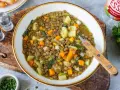 Herzhafte Linsensuppe mit Kartoffeln und Karotten, ein Klassiker unter den Linsen Rezepten.