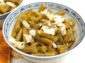 Bohnensalat rezept: Grüne Bohnen mit Zwiebeln in einer Schüssel, daneben geröstetes Brot.