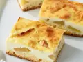 Saftiger Apfel Quark Kuchen mit goldbrauner Kruste und zarter Füllung, ein Genuss für jeden Anlass.