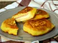 Goldbraune Kartoffel-Cordon-Bleu-Patties auf einem grauen Teller, gefüllt mit Schinken und Käse.