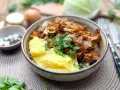 Herzhaftes Schmorkohl-Rezept mit Kartoffelpüree und frischer Petersilie. Ein deftiges Gericht, das zum Nachkochen einlädt.