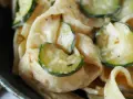 Cremige Pasta mit Zucchinischeiben, ein köstliches Gericht, das zeigt, wie vielseitig Zucchini Rezepte sein können.