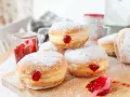 Frisch gebackene Krapfen im Airfryer, mit Puderzucker bestäubt und Marmelade gefüllt. Ein süßer Genuss!