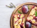 Saftiger Zwetschgenkuchen vom Blech mit Streuseln und frischen Zwetschgen, garniert mit Minze.