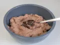 Schokosahne rezept: cremige Schokoladencreme in einer Schüssel, garniert mit Schokodrops und einem Löffel.