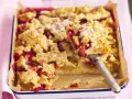 Ein saftiger Pflaumen-Streuselkuchen, perfekt für das prasselkuchen rezept. Die goldbraunen Streusel bedecken die fruchtige Füllung.