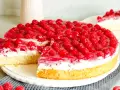Ein saftiger, schneller Himbeerkuchen mit viel frischen Himbeeren und einer cremigen Schicht. Perfekt für jeden Anlass!