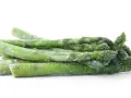 Ein Haufen gefrorenen Spargel, bereit zum Kochen.