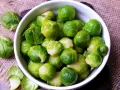 Frisch aus dem Gefrierfach: Ein Schüssel voll grüner Rosenkohl wartet darauf, zubereitet zu werden.