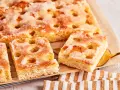 Saftiger Butter-Zuckerkuchen mit knuspriger Kruste und süßen Zuckerkristallen, perfekt für eine Kaffeepause.