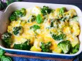 Herzhafter Kartoffel-Brokkoli-Auflauf mit geschmolzenem Käse und frischem Basilikum. Ein Genuss für die ganze Familie!