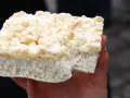Ein Stück Kuchen mit Streuseln, die ohne Butter zubereitet wurden, liegt auf einer Hand.