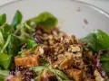 Leckerer Feldsalat mit gebratenem Tofu, Walnüssen und roten Zwiebeln. Ein einfaches Feldsalat Rezept für jeden Tag.