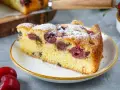 Ein saftiges Stück Kirschkuchen, bestäubt mit Puderzucker. Dieses Kirschkuchen Rezept ist ein Genuss!