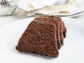 Saftige Scheiben eines Schokoladenkuchens, bestäubt mit Puderzucker. Ein köstlicher Nutella Kuchen, bereit zum Genießen.