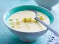Cremige Spargelsuppe mit Petersilie in einer blauen Schüssel. Perfekt zum Spargelsuppe einfrieren für später.