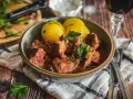 Herzhaftes Kalbsgulasch mit Kartoffeln, ein köstliches Rezept für ein deftiges Essen.