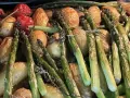 Gerösteter Spargel mit Kartoffeln und Tomaten, ein köstliches Gericht, das sich gut für zitronenmelisse rezepte eignet.