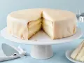 Eine köstliche bayrisch Creme Torte, glatt mit Marzipan überzogen, zeigt ihre saftigen Schichten.