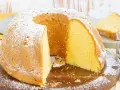 Ein saftiger Gugelhupf, bestäubt mit Puderzucker. Dieser Kuchen mit viel Eiern ist perfekt für jeden Anlass.
