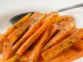 Gedünstete Karottenstreifen mit Dill, ein einfaches und leckeres Gericht, das sich gut für verschiedene Karotten Rezepte eignet.
