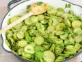 Frisch zubereitete zucchini pfanne mit Kräutern in einer Gusseisenpfanne, bereit zum Servieren.
