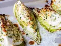 Gegrillte Spitzkohl-Spalten mit Kräutern und Käse, ein köstliches Gericht, das Lust auf mehr Spitzkohl Rezepte macht.