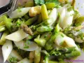 Frischer Spargelsalat mit grünen und weißen Spargelstangen, verfeinert mit Schnittlauch. Ein leichtes und gesundes Spargelsalat Rezept.