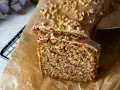 Saftiger Nusskuchen mit Zuckerguss und gehackten Nüssen, perfekt für ein gemütliches Kaffeetrinken. Ein tolles Nusskuchen Rezept!
