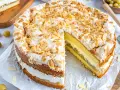 Ein köstlicher Stachelbeer Baiser Kuchen mit Mandelsplittern und einer luftigen Baiserhaube.