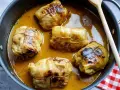 Fünf leckere Krautwickel im Topf, bereit für ein köstliches Krautwickel Rezept.